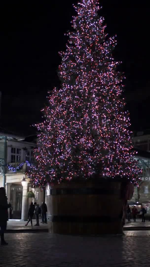 Árbol Navidad Iluminado Covent Garden Londres Vídeo Vertical Bloqueado — Vídeos de Stock