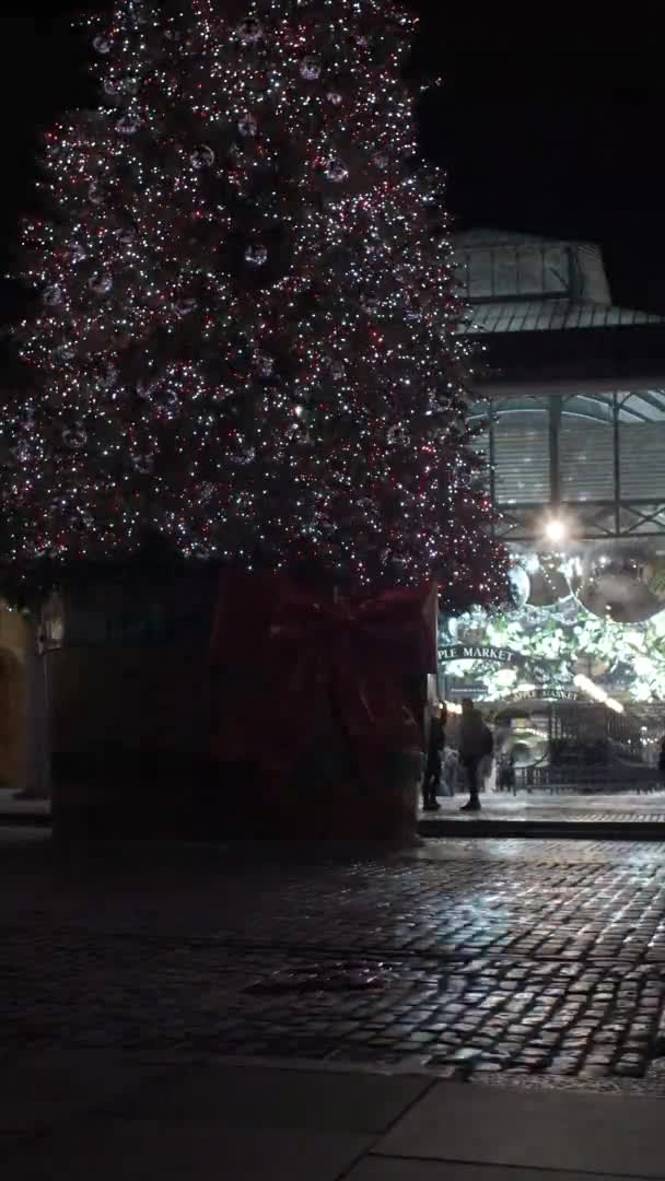 Árvore Natal Iluminada Piazza Covent Garden Londres Vídeo Vertical Trancado — Vídeo de Stock