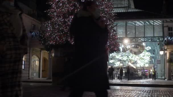 Φωτισμένο Χριστουγεννιάτικο Δέντρο Και Piazza Στο Covent Garden Στο Λονδίνο — Αρχείο Βίντεο