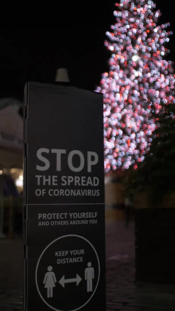 Stoppa Spridningen Coronavirus Sign Post London Night Vertikal Video Låst — Stockvideo