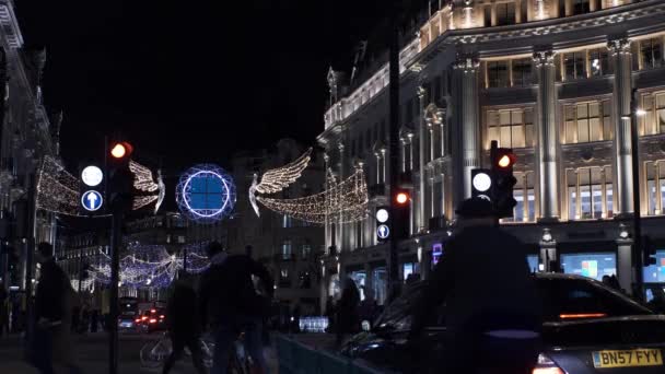 Люди Перетинають Оксфордський Цирк Вночі Під Час Локдаун Вечірній Час — стокове відео