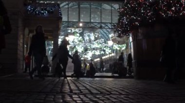 Gece tecrit sırasında Covent Garden Meydanı 'nın önünden geçen insanlar. Düşük Açı, Kapalı 