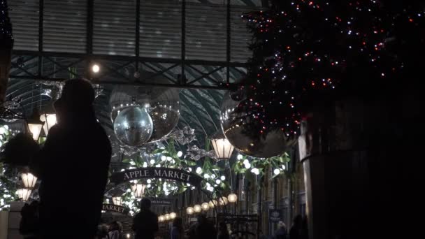 Visiteurs Marchant Dans Passé Covent Garden Piazza Pendant Confinement Nuit — Video