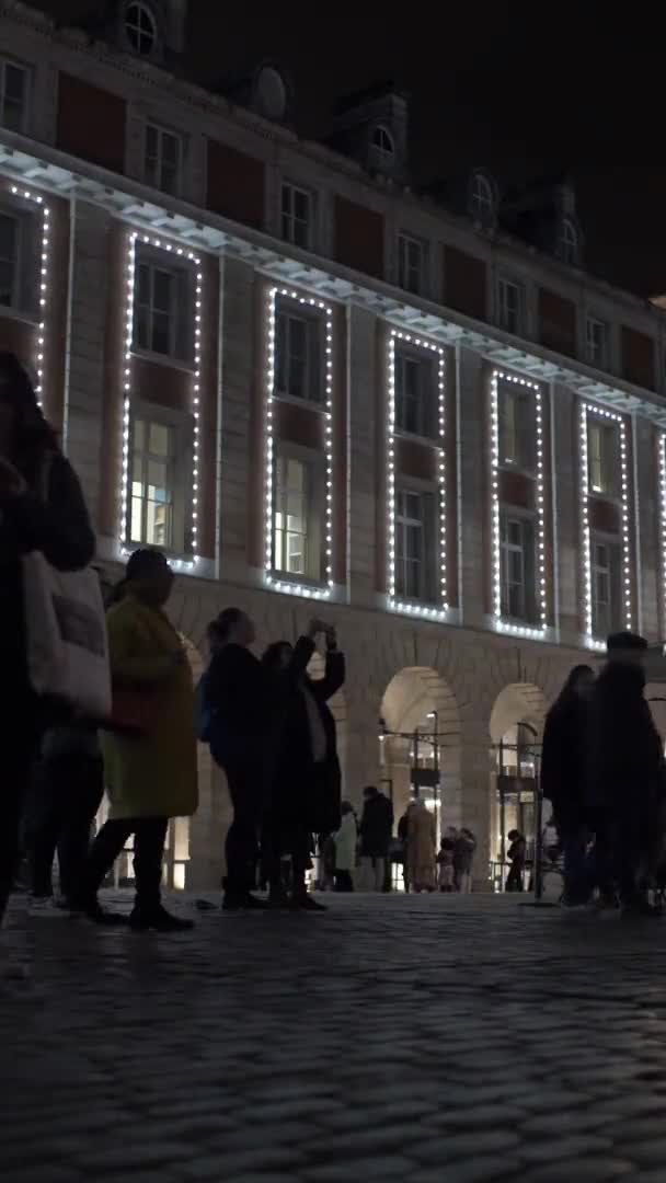 Människor Som Tar Bilder Covent Garden Låsning Natten Vertikal Video — Stockvideo