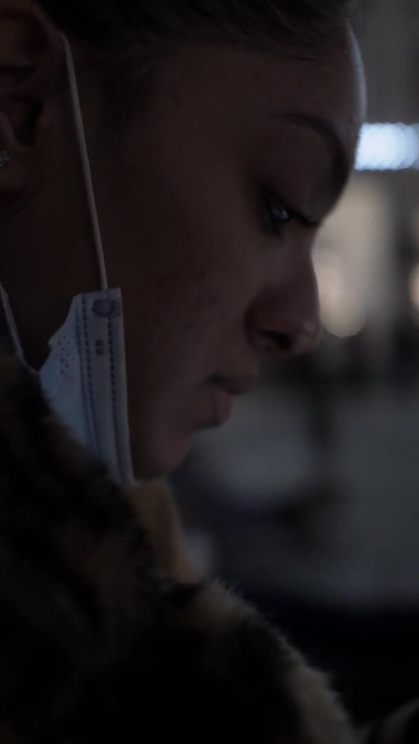 Bliska Widok Twarz Młodej Kobiety Patrzącej Jej Telefon Night City — Wideo stockowe