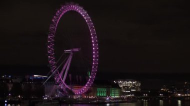 Londra 'nın gözü geceleyin Londra' daki tecrit sırasında mor ışıkta parladı. Kilitli