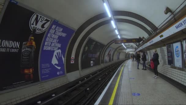 Ludzie Czekający Pociąg Stacji Metra Baker Street Londynie — Wideo stockowe