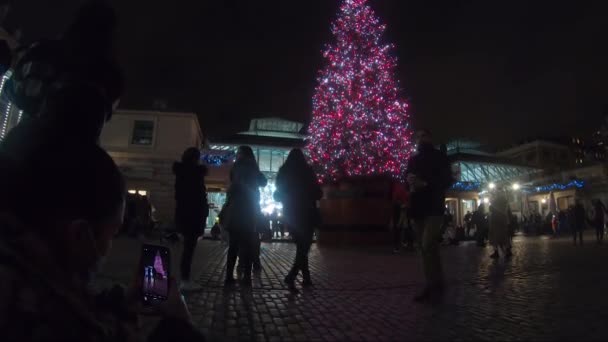 Gente Caminando Más Allá Del Árbol Navidad Covent Garden Por — Vídeos de Stock