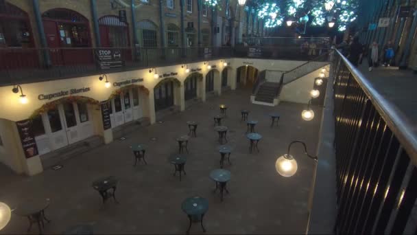 Cadeiras Socialmente Distantes Mesas Vazias Piazza Covent Garden Durante Bloqueio — Vídeo de Stock