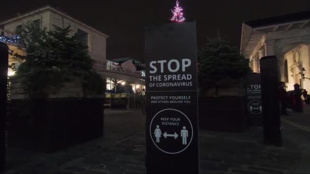 Detener Propagación Del Signo Coronavirus Covent Garden Ángulo Bajo — Vídeo de stock