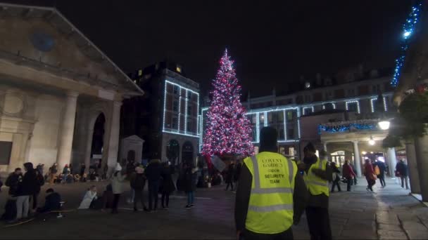 Multitudes Covent Garden Cerca Del Árbol Navidad Durante Encierro Londres — Vídeos de Stock