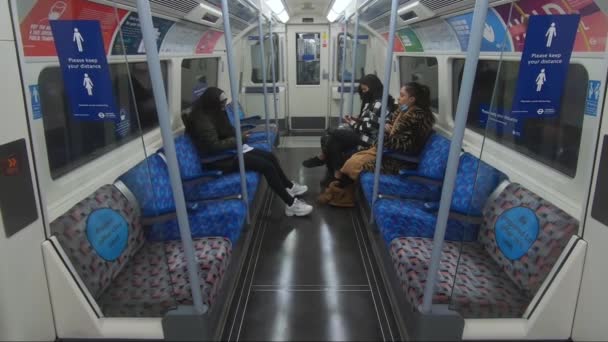 Três Mulheres Sentadas Trem Subterrâneo Londres Vestindo Máscaras Faciais Distância — Vídeo de Stock