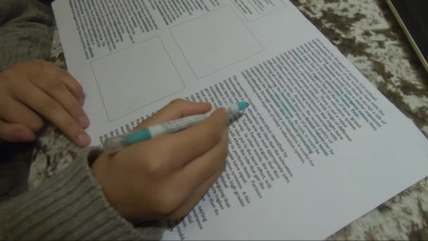 Main Droite Écriture Adolescente Utilisant Surligneur Bleu Sur Les Devoirs — Video