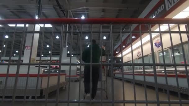 Pov在批发仓库中的内部移动购物广场 跟随射击 — 图库视频影像