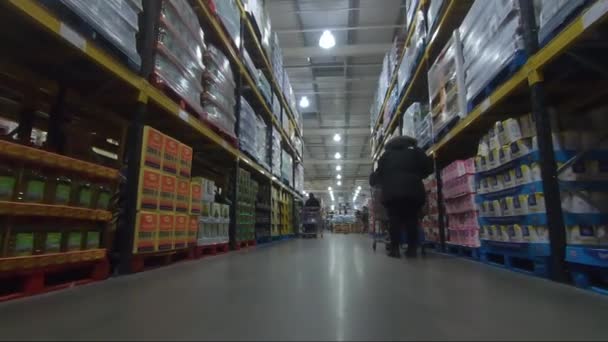Alacsony Szögű Pov Trolly Megy Lefelé Sor Belsejében Nagykereskedelmi Raktár — Stock videók
