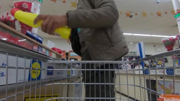 Felnőtt Férfi Bevásárlás Trolly Tól Checkout Counter Tescosban Alacsony Szög — Stock videók