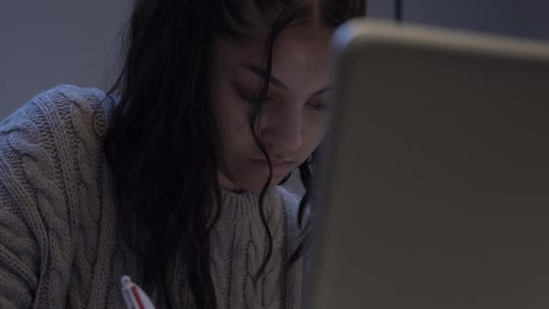 Közelkép Portré Női Tizenéves Diák Csinál Házi Feladat Laptop Segítségével — Stock videók