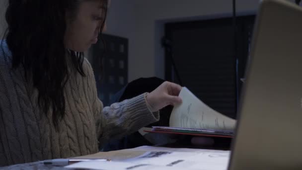 女性の10代の学生は フォルダの外に宿題を取る ロックオフ — ストック動画