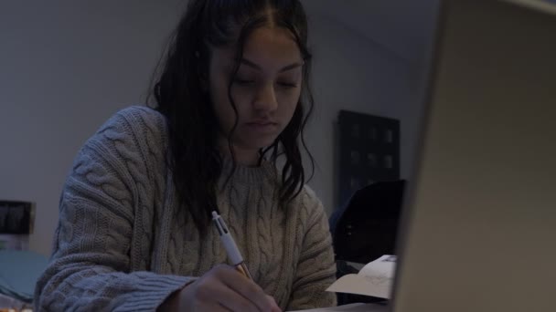 Primer Plano Retrato Estudiante Adolescente Haciendo Tarea Usando Ordenador Portátil — Vídeos de Stock