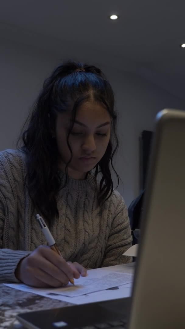 Учащийся Подросток Делает Домашнюю Работу Помощью Ноутбука Вертикальное Видео Низкая — стоковое видео