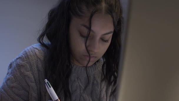Närbild Porträtt Kvinnliga Tonåring Student Gör Läxor Med Hjälp Laptop — Stockvideo