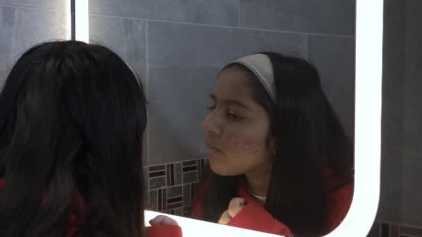 Giovane Adolescente Femminile Controllo Acne Nello Specchio Del Bagno Bloccato — Video Stock