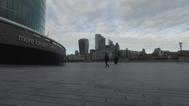 ロックダウン中にロンドンブリッジシティエリアの一部であるMore London Riversideの眺め ロックオフ — ストック動画