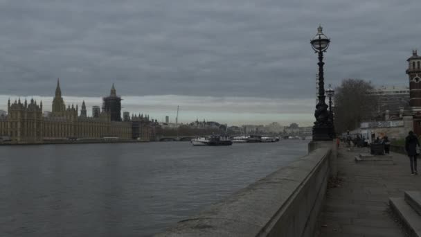 Parlamentets Hus Visas Från Albert Embankment Path Moody Day Låst — Stockvideo