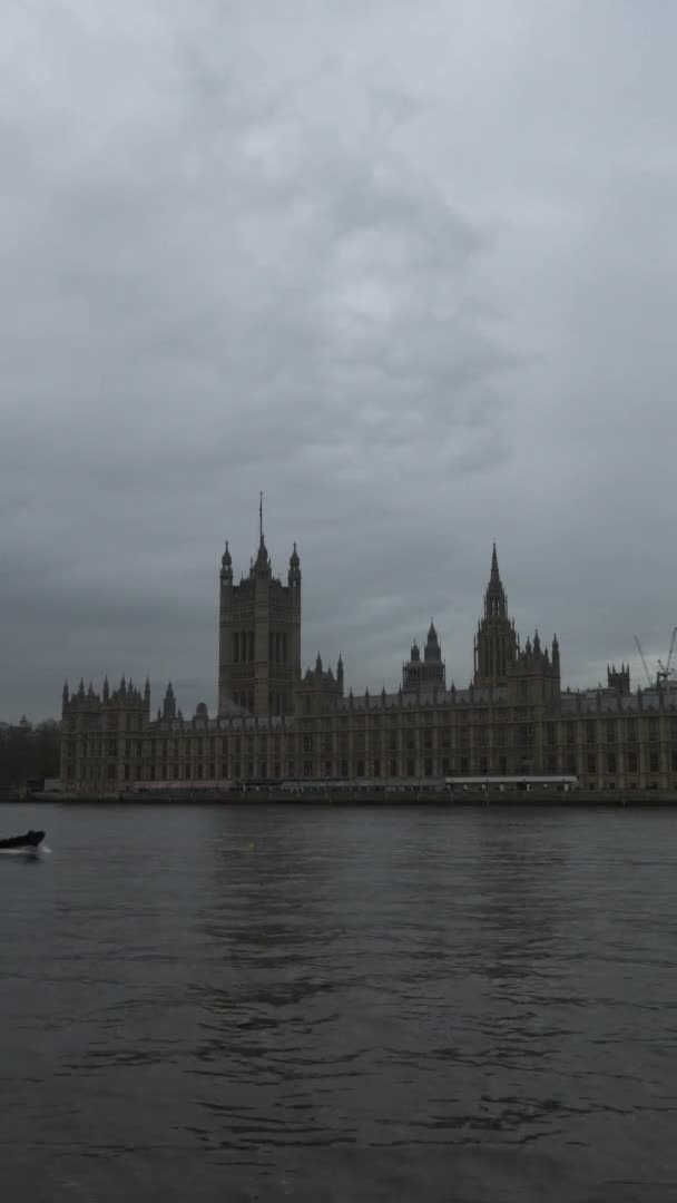 Houses Parliament Viewed River Thames Downcast Day Vertical Video Locked — Stock video