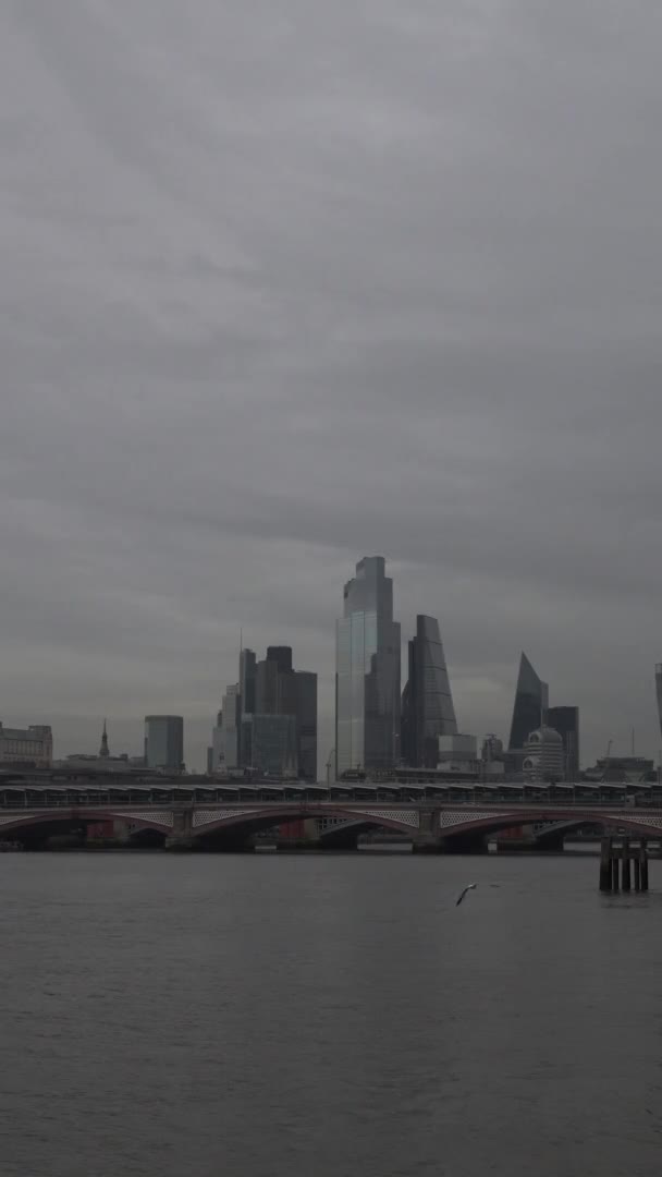 Blackfriars Bridge Avec London Skyline Downcast Day Vidéo Verticale Verrouillée — Video