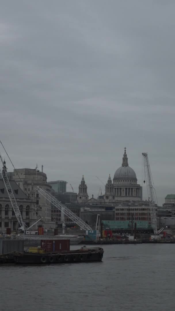 ロンドン スカイラインとBlackfriars Tideway下水道建設は ダウンキャスト日に 垂直ビデオ ロックオフ — ストック動画