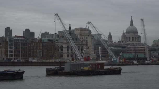 Blackfriars Tideway Sewer Construction Cranes Med London Skyline Downcast Day — Stockvideo