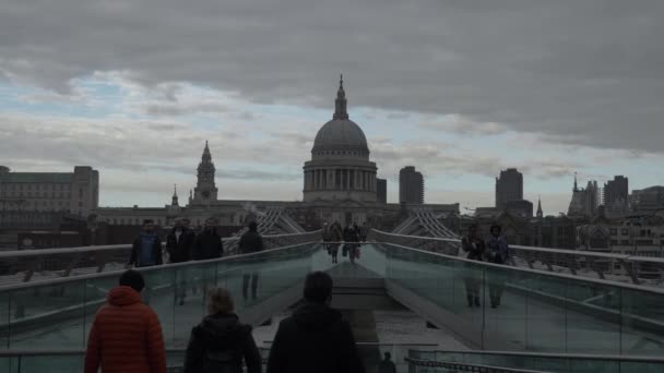 Mensen Lopen Langs Millenniumbrug Downcast Day Tijdens Lockdown Afgesloten — Stockvideo