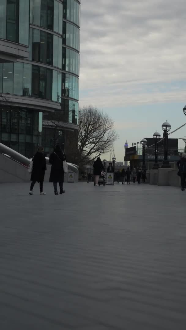 ロックダウン中にロンドンブリッジシティエリアの一部であるMore Londonの眺め 垂直ビデオ ロックオフ — ストック動画