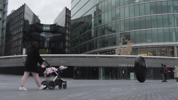 妇女在封锁期间推送婴儿车经过更多的伦敦河岸 锁住了 — 图库视频影像