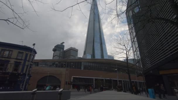 Gri Günde Londra Köprü Stasyonu Çömlek Parçası Binası Girişi Kilitli — Stok video