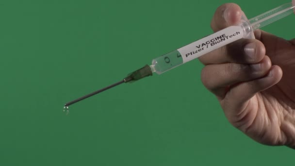 Coronavirus Covid Pfizer Biontech Vaccine Dripping Syringe Green Screen Locked — Stock video