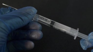 Coronavirus Covid 19 Moderna Aşı Şırıngası Yavaşça Dönüyor. Kilitli