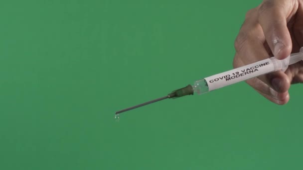 Coronavirus Covid Moderna Vaccine Dripping Syringe 绿色屏风 — 图库视频影像