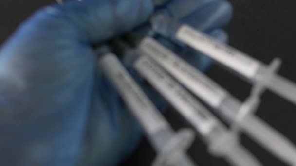 Jeringas Vacuna Contra Coronavirus Poder Blue Gloved Hand Enfoque Rack — Vídeos de Stock