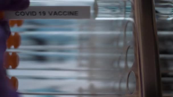 Coronavirus Covid Vaccine Test Tube Φιαλίδια Που Τοποθετούνται Rack Κάθετη — Αρχείο Βίντεο