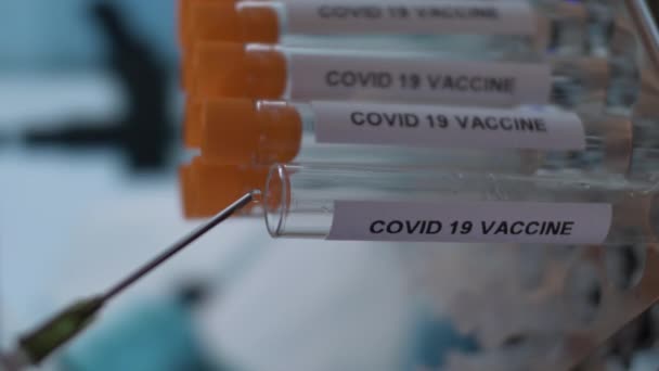 注射器のヒント滴下コロナウイルスCovid 19ワクチンは 試験管バイアルに 垂直ビデオ 閉じる ロックを解除 — ストック動画