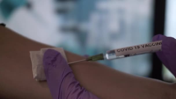Медсестра Вводит Вакцину Против Ковада Руку Пациенту Закрыться Потерять — стоковое видео