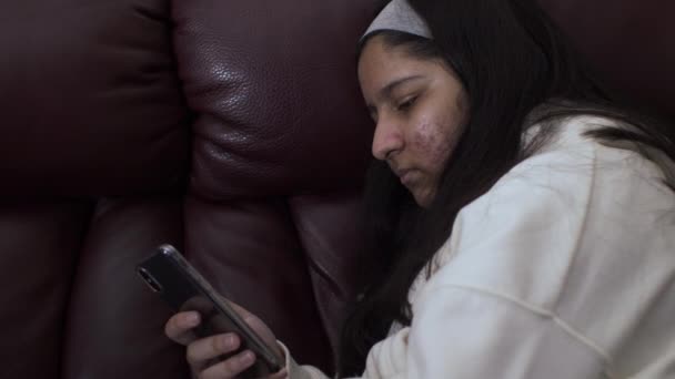 Jovem Adolescente Criança Descansando Sofá Usando Smartphone Durante Bloqueio Bloqueado — Vídeo de Stock
