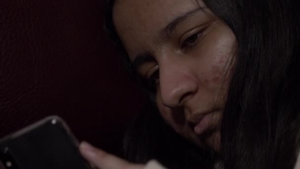 Mniejsza Etniczna Nastolatka Używająca Smartfona Podczas Blokady Zamknięte Zamknij Się — Wideo stockowe