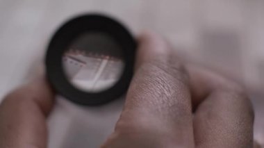 POV, 35 mm Fotoğraf Negatifleri 'nde Loupe büyüteçine bakıyor. Kilitli, Makro Kapalı