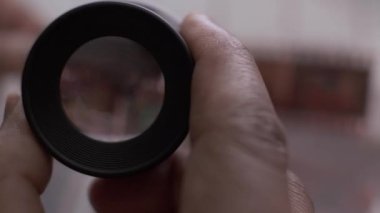 POV 35mm Fotoğraf Negatifleri 'nde el bilgisayarı Loupe büyüteçine bakıyor. Kapat, Kapalı