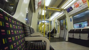 Londra 'da gece karantinada metropolitan tren vagonuna binmek.
