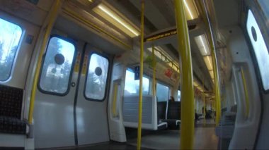 Londra 'da karantina sırasında metropolitan tren vagonuna binmek.