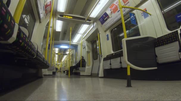 Οδηγώντας Τρένο Metropolitan Line Κατά Διάρκεια Κλειδώματος Στο Λονδίνο Νύχτα — Αρχείο Βίντεο